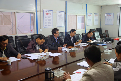 公司在滇池國際會展中心項目部召開建設工作推進會
