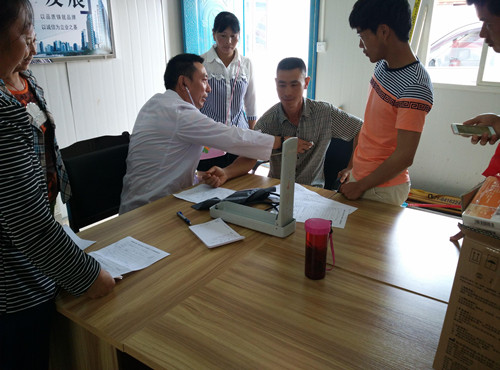 公司各直管部積極組織免費為農民工健康體檢