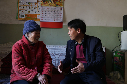 公司領(lǐng)導(dǎo)春節(jié)前走訪慰問離退休老干部及家屬