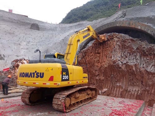 廣那高速一分部土鍋寨2號隧道左幅進洞