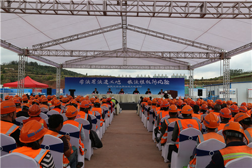 保護(hù)農(nóng)民工 學(xué)法防風(fēng)險—省農(nóng)民工學(xué)法用法進(jìn)工地活動在云南財經(jīng)大學(xué)安寧校區(qū)項目舉辦