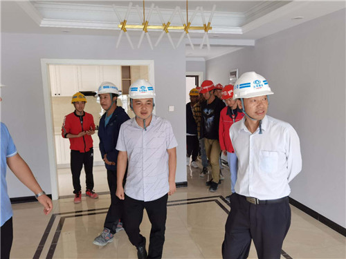 陳定華一行到臨翔區(qū)棚戶區(qū)改造安置房建設(shè)項(xiàng)目（一期）工程項(xiàng)目調(diào)研