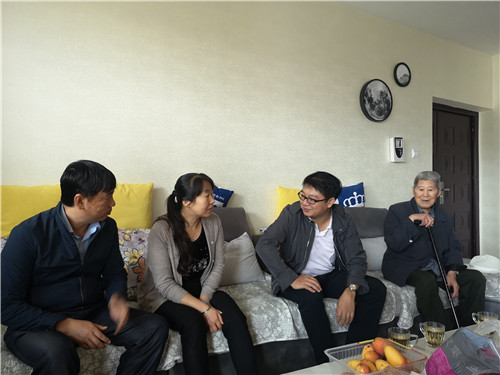 公司領(lǐng)導(dǎo)進行廉政家訪