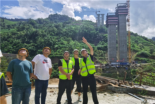 王現合、向小波帶隊到元陽片區(qū)開展中秋國慶雙節(jié)慰問