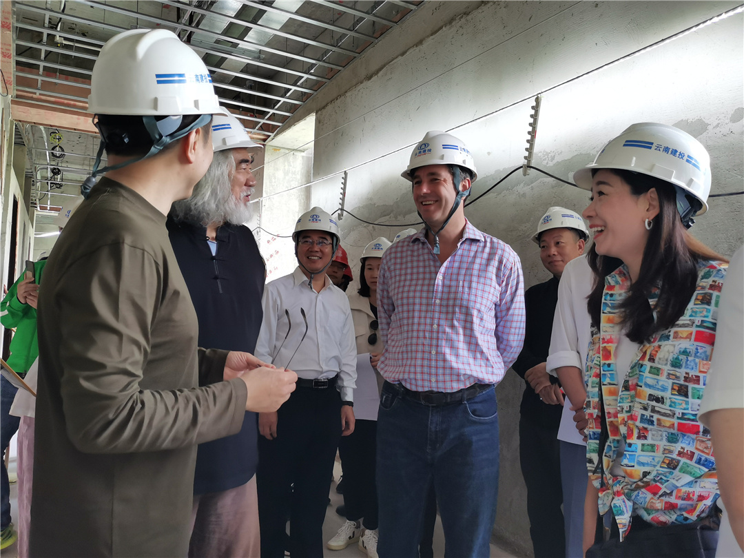 【調(diào)研檢查】導(dǎo)演張紀(jì)中、企業(yè)家胡潤一行調(diào)研景邁古樹茶小鎮(zhèn)1期A地塊建設(shè)項目