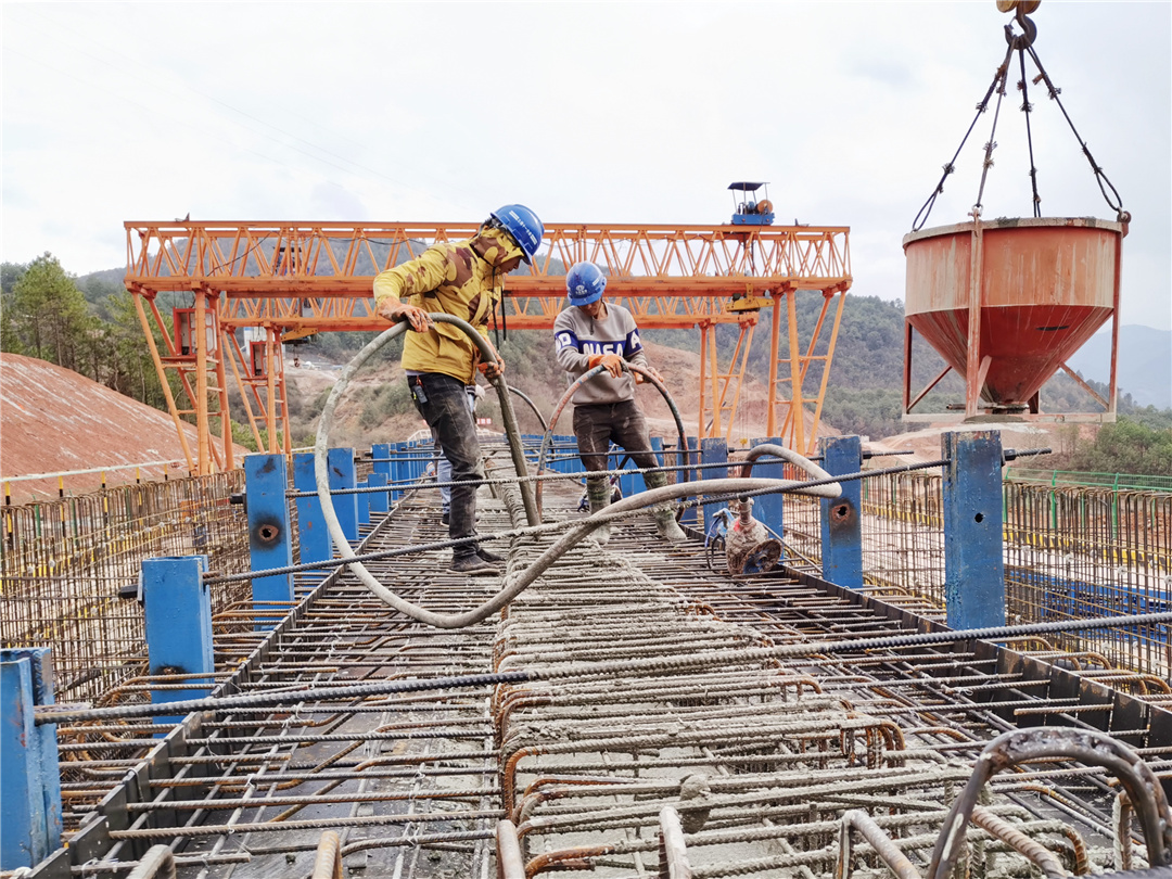【大干春季】路橋分公司云蘭高速首片T梁順利澆筑完成