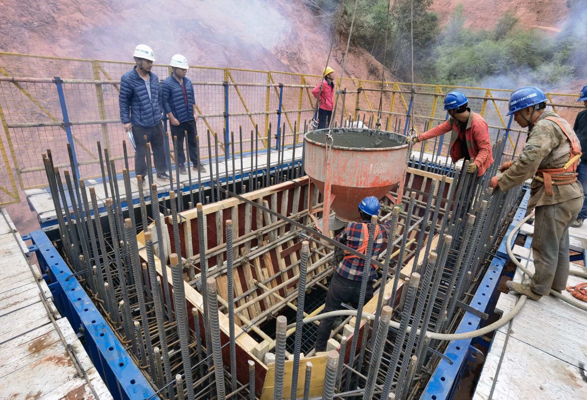 【大干春季】云蘭項(xiàng)目首個高墩空心薄壁墩首件墩身順利澆筑完成