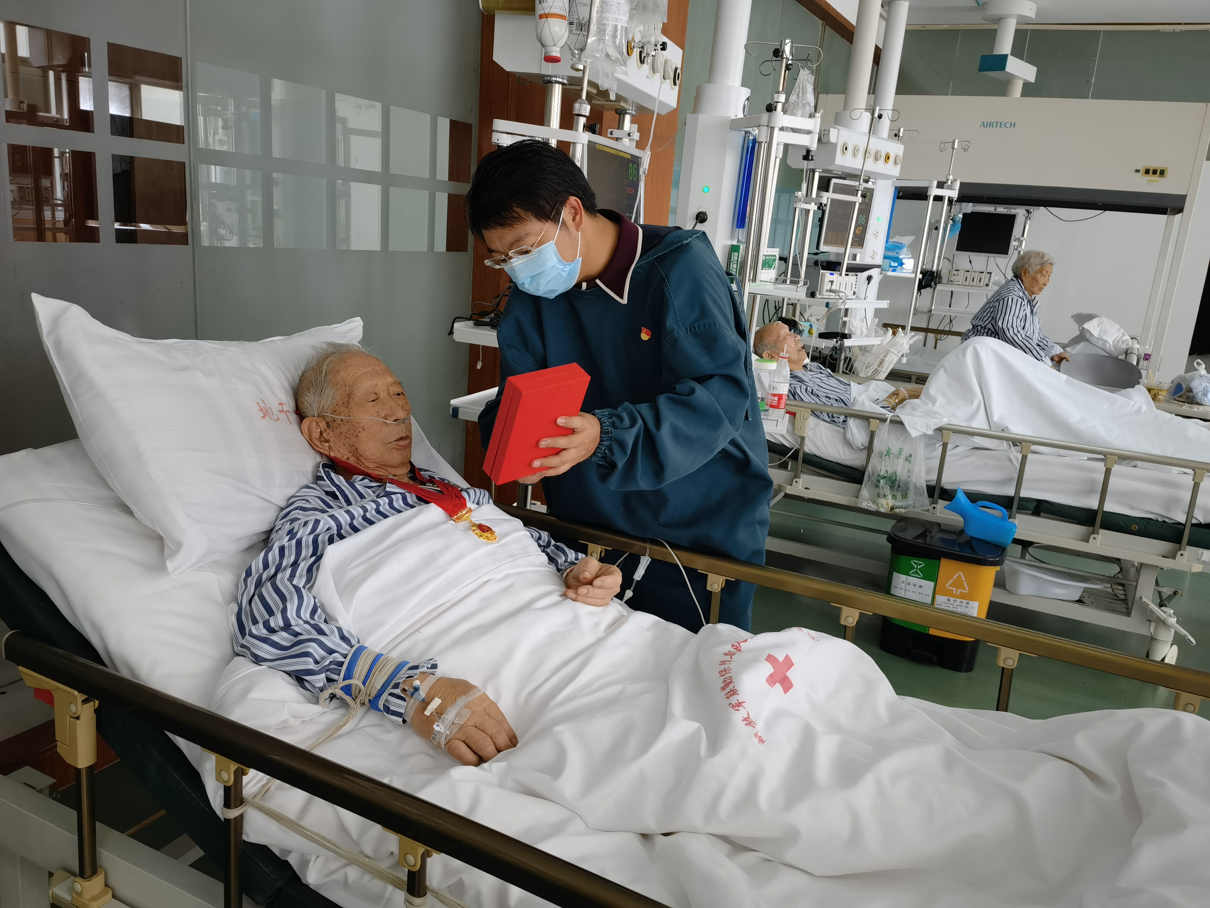 【我為群眾辦實(shí)事】公司領(lǐng)導(dǎo)“七一”前走訪(fǎng)慰問(wèn)老黨員及困難黨員