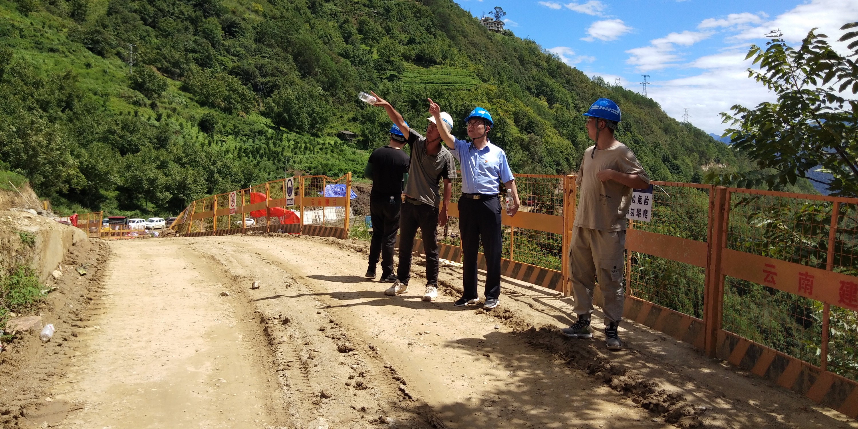 【調(diào)研檢查】福貢縣副縣長呂廷棟一行督導(dǎo)皇冠山景區(qū)月亮田鄉(xiāng)村旅游換乘中心項(xiàng)目