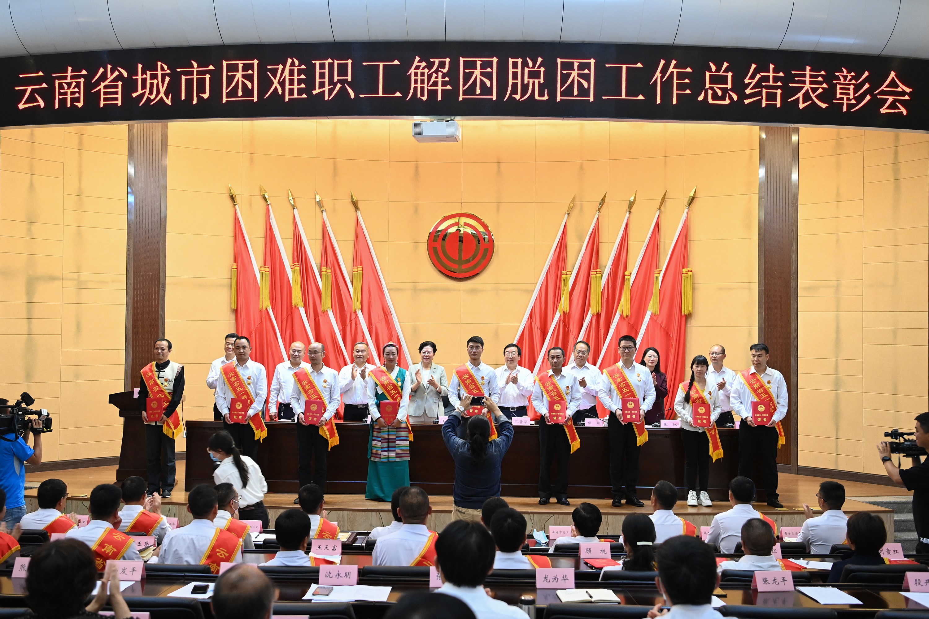 【創(chuàng)先爭優(yōu)】公司年輕副總經(jīng)理龍為華榮獲 云南省五一勞動獎?wù)?>
						</div>
						<div   id=