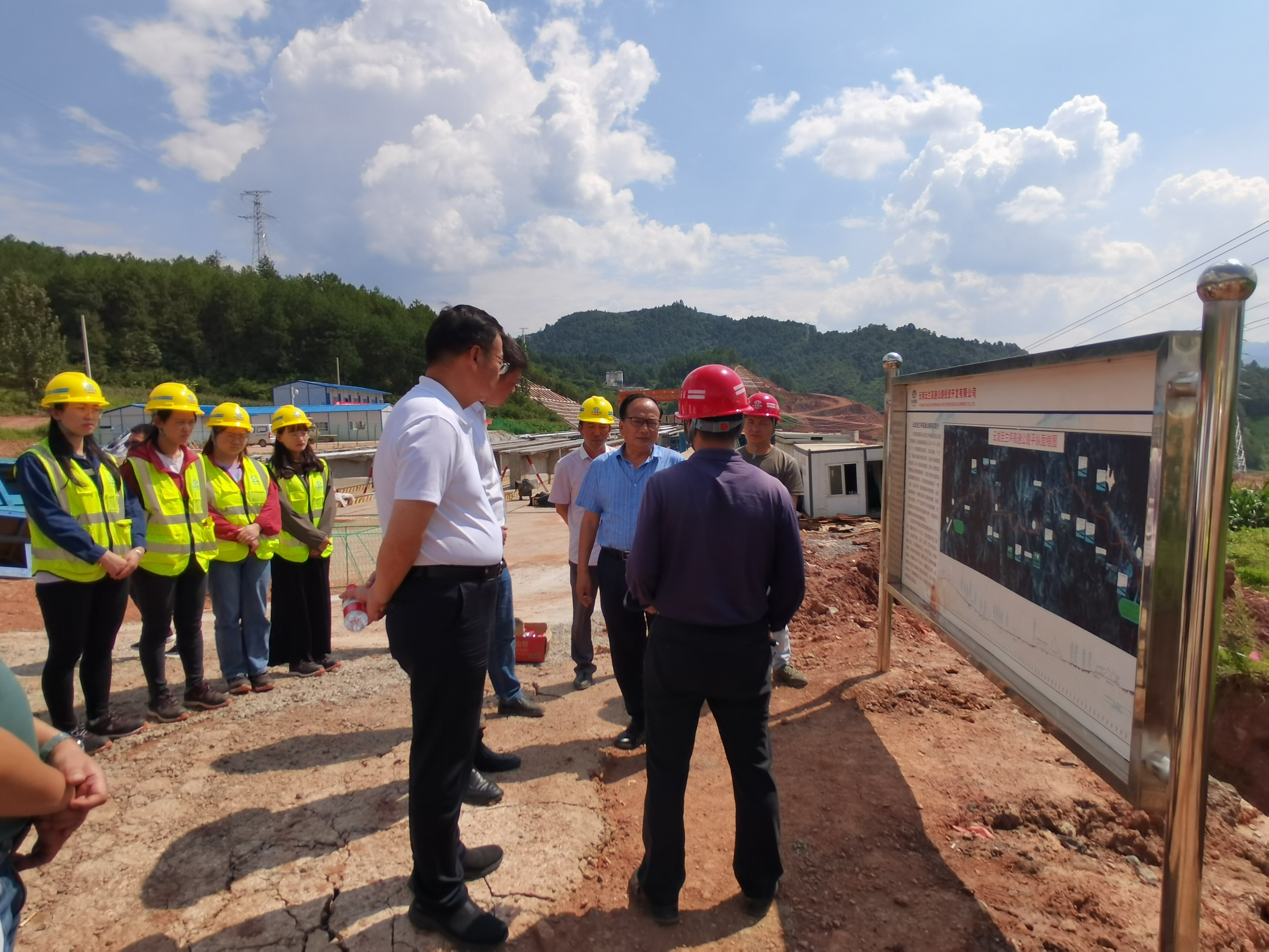 【調(diào)研檢查】云南省交通運(yùn)輸廳廳長(zhǎng)馬文亮一行到路橋分公司承建的云蘭高速土建十七分部進(jìn)行調(diào)研指導(dǎo)
