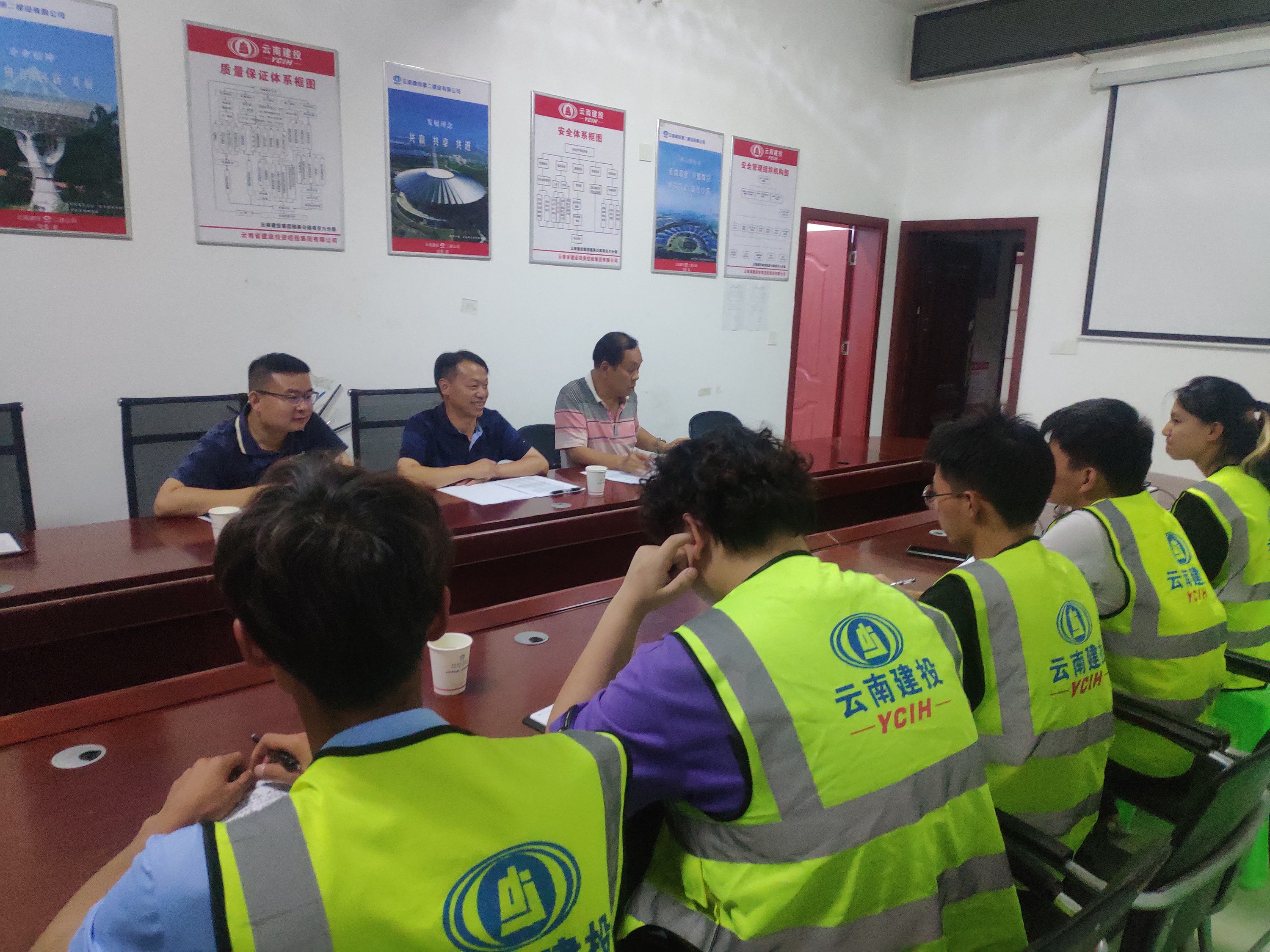 【我為群眾辦實(shí)事】陳定華帶隊(duì)到路橋分公司鎮(zhèn)果高速六分部檢查指導(dǎo)工作