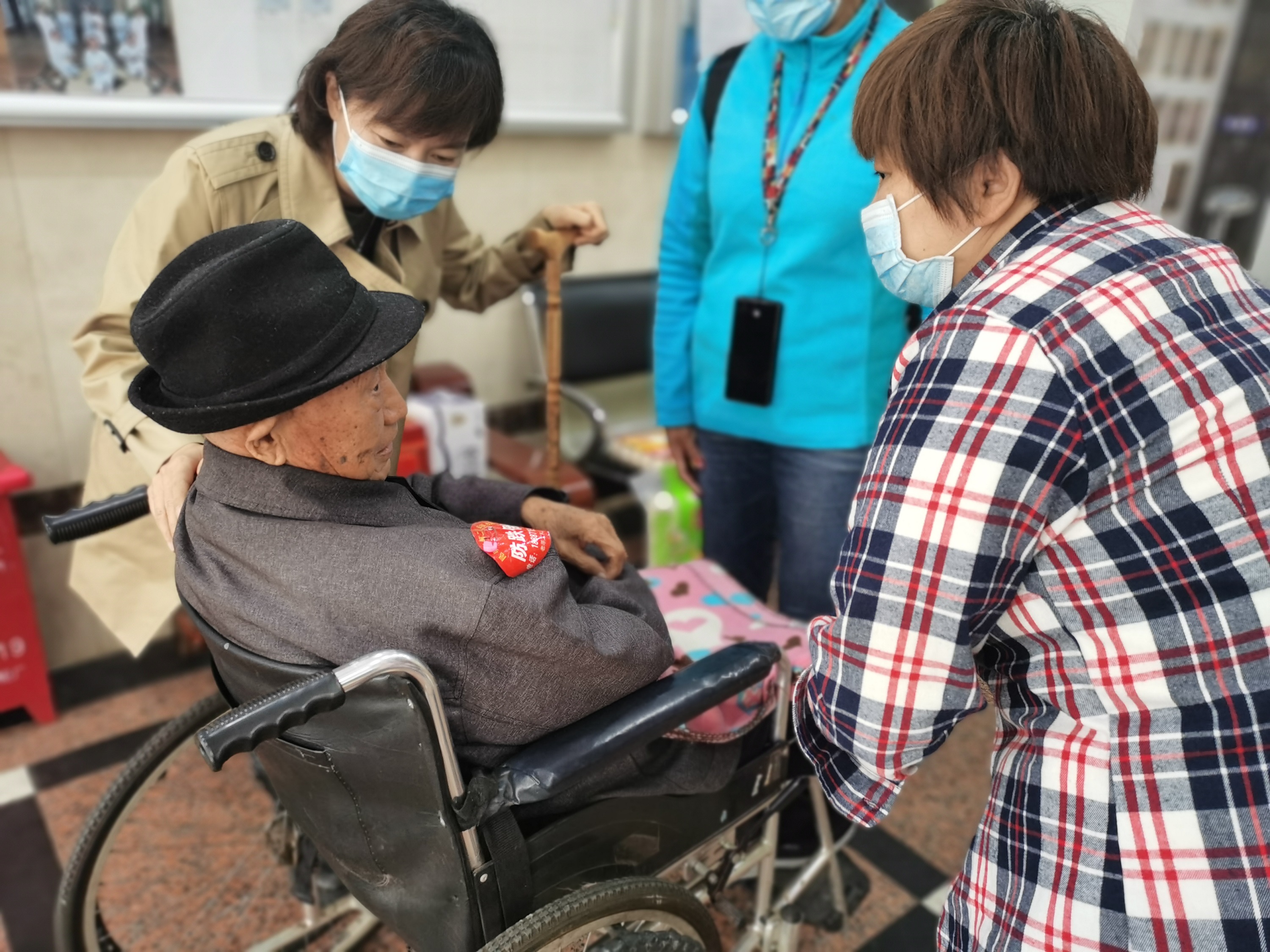 【我為群眾辦實事】公司領(lǐng)導(dǎo)重陽節(jié)之際看望慰問離休干部及退休職工