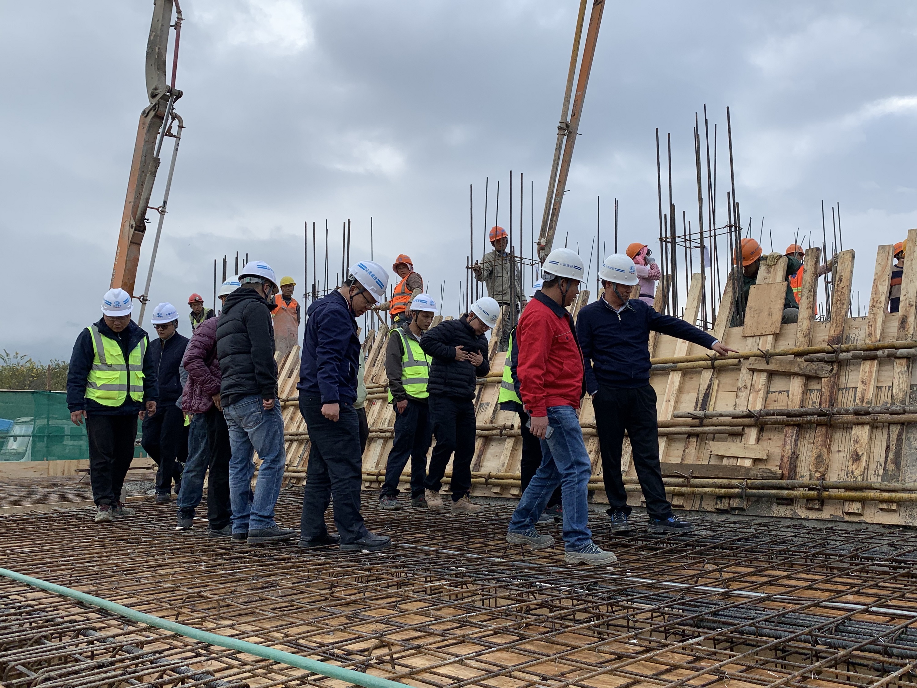 【我為群眾辦實事】陳定華一行到昆明陽宗海施家嘴搬遷項目調(diào)研