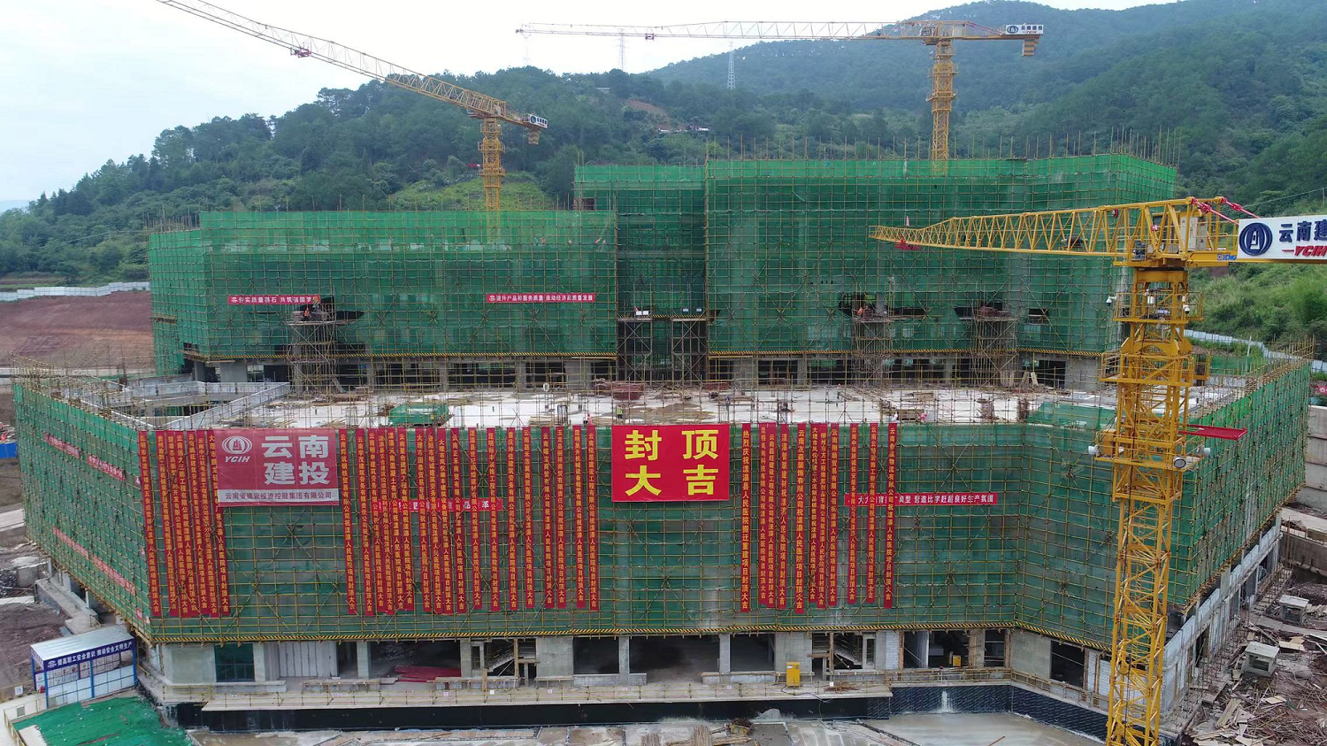 【項(xiàng)目紀(jì)實(shí)】戰(zhàn)高溫、斗酷暑—— 漾濞縣人民醫(yī)院搬遷重建項(xiàng)目順利封頂