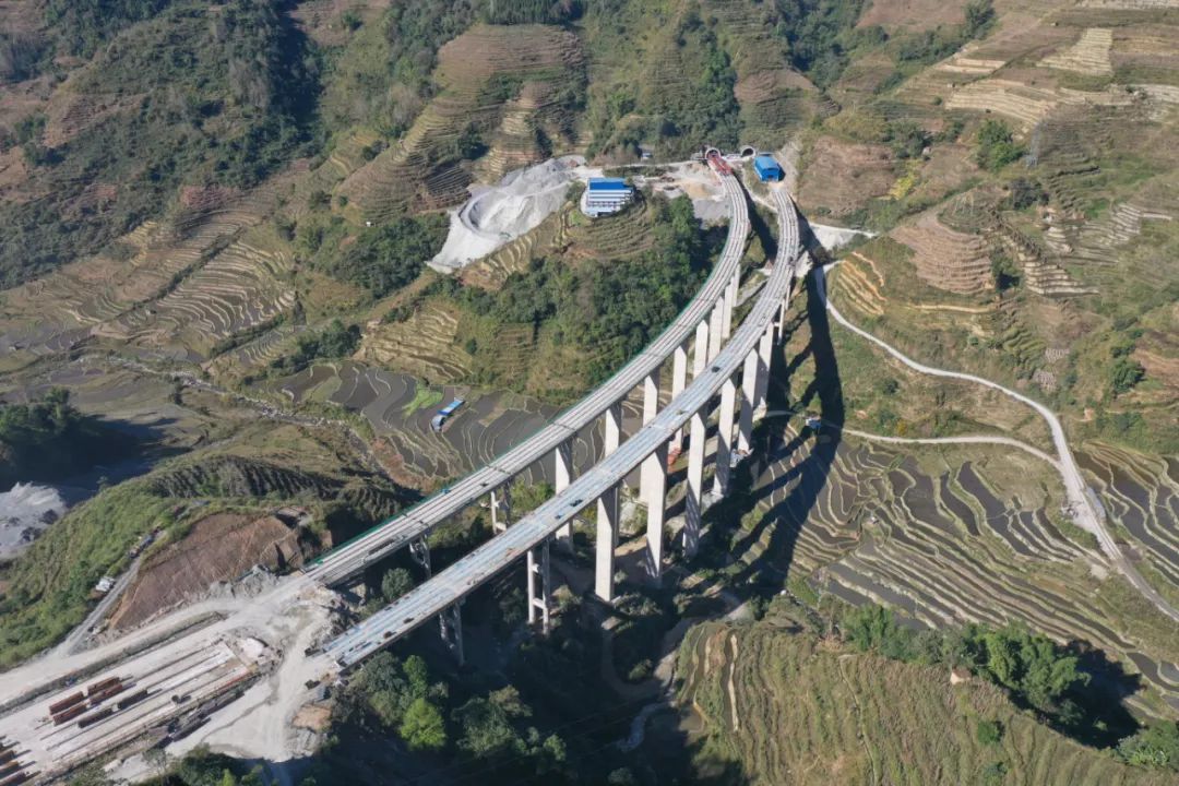 【決戰(zhàn)四季度】元綠高速過者洛巴河大橋T梁架設完成