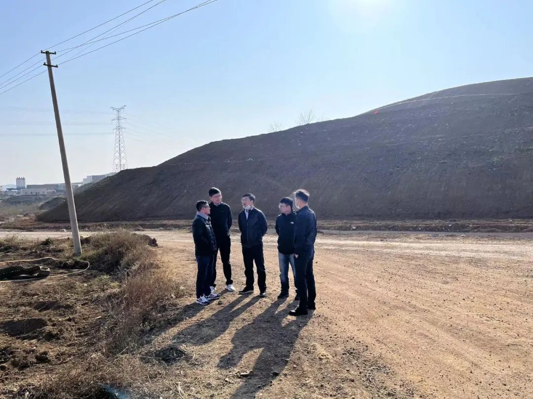 【貫徹一線工作法】萬向遵一行到云南昭通光伏高透基材項目土石方及強夯工程調研