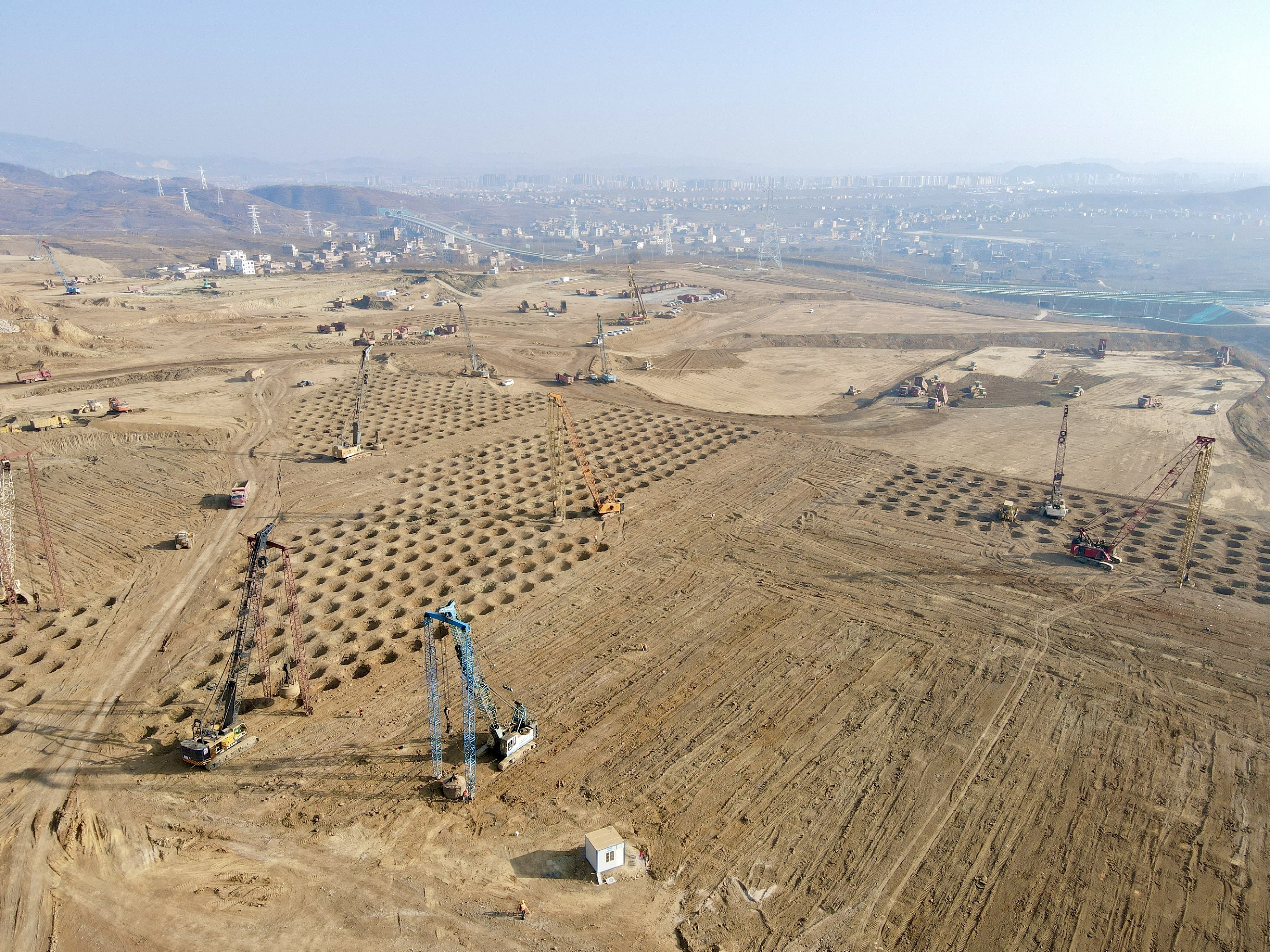 大干快上！云南昭通光伏高透基材項目土石方及強夯工程69天完成超300萬立方米土石方、30萬平方米強夯