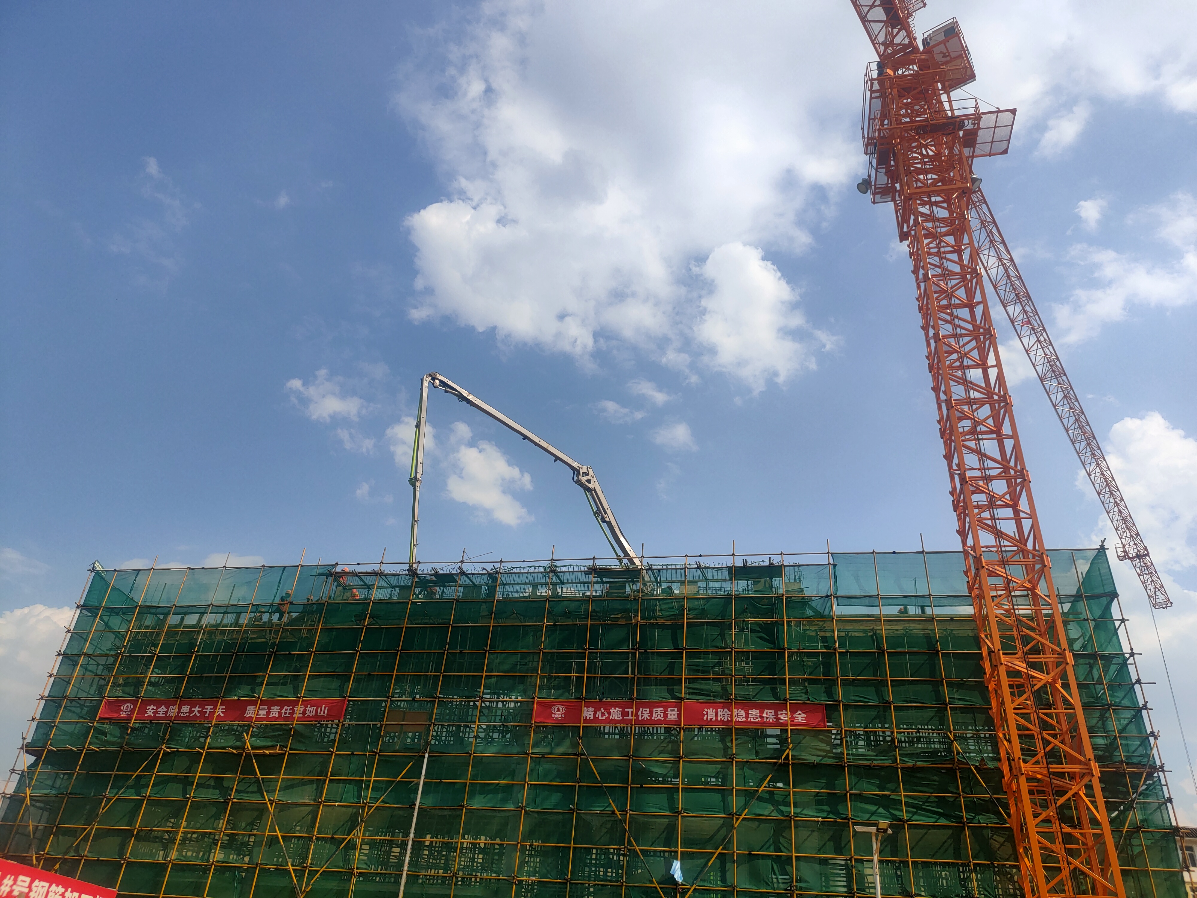 【項目動態(tài)】鎮(zhèn)康縣保障性租賃住房建設(shè)項目順利完成商業(yè)區(qū)首棟樓封頂任務(wù)
