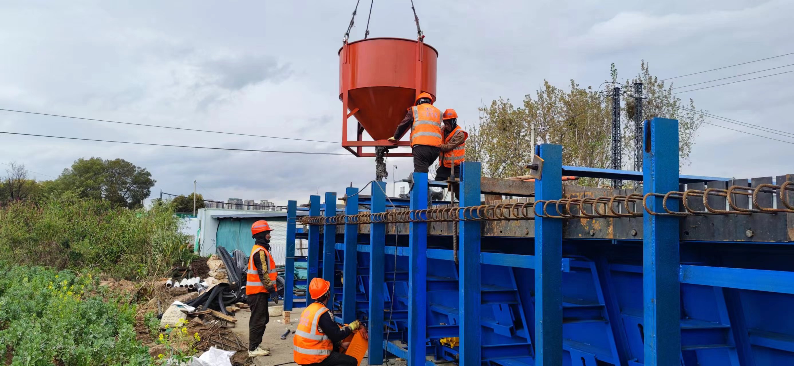 【項(xiàng)目動態(tài)】官渡區(qū)蝦壩河下段綜合整治工程項(xiàng)目首片箱梁順利澆筑