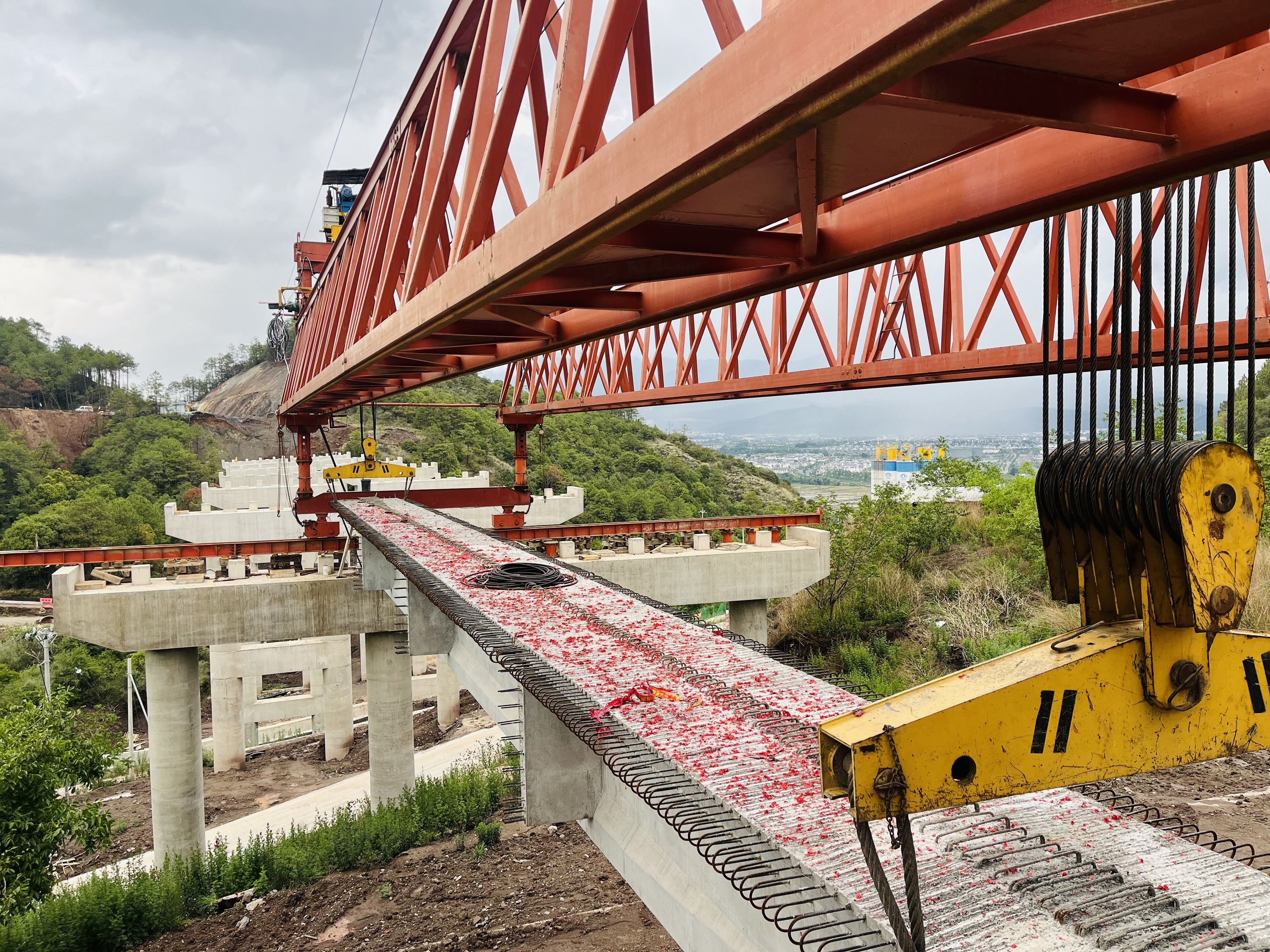 【搶抓黃金期 奮戰(zhàn)100天】古寧高速土建三分部首片預制T梁順利架設完成