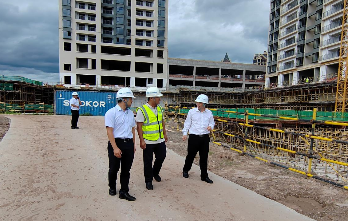 【公司要聞】陳定華到楚雄新航鴻雅房地產(chǎn)開發(fā)建設(shè)項(xiàng)目（3#、5#、6#）調(diào)研