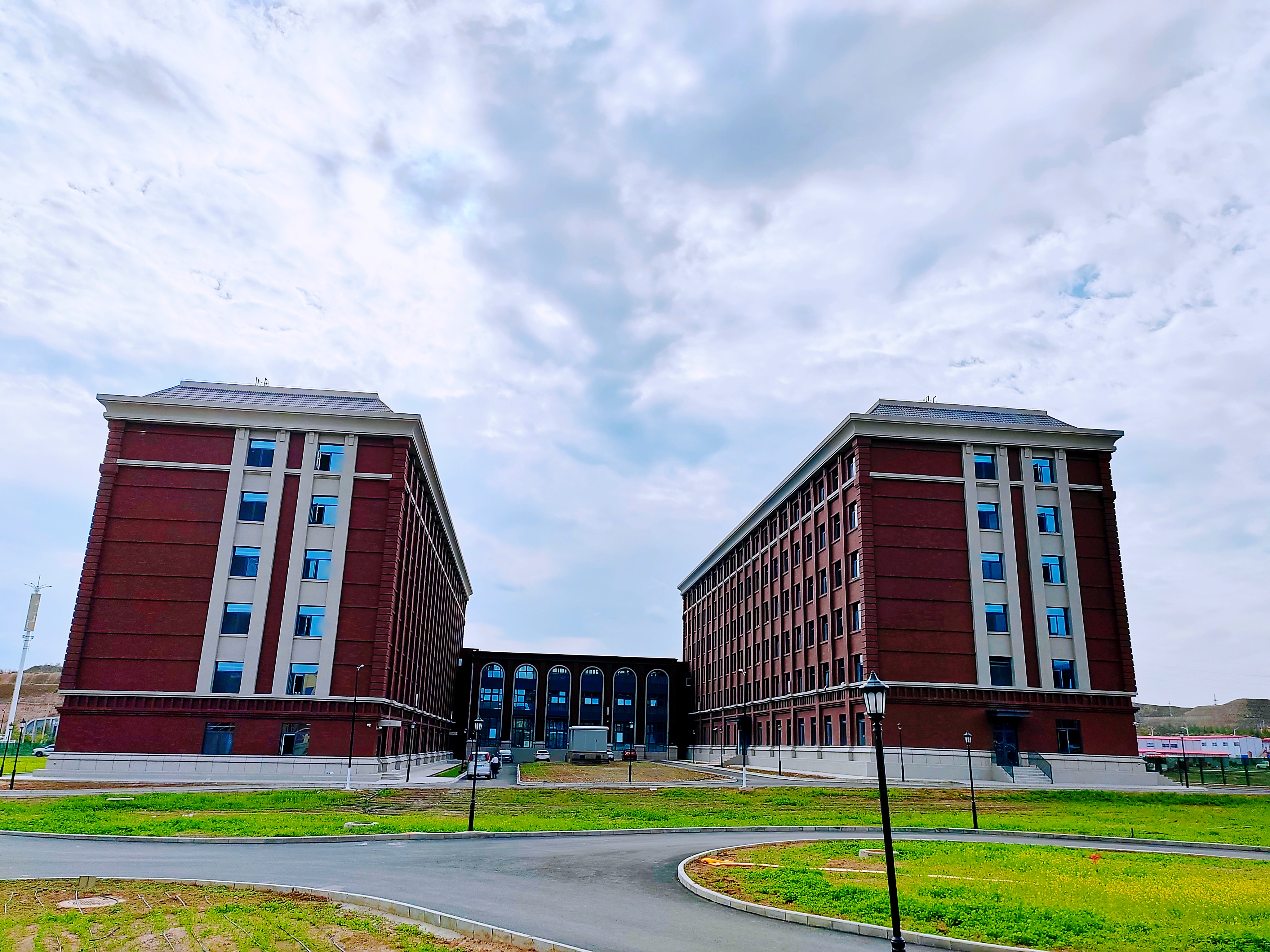 【百日攻堅(jiān)】蘭州信息科技學(xué)院17#、18#書院建設(shè)項(xiàng)目通過竣工驗(yàn)收