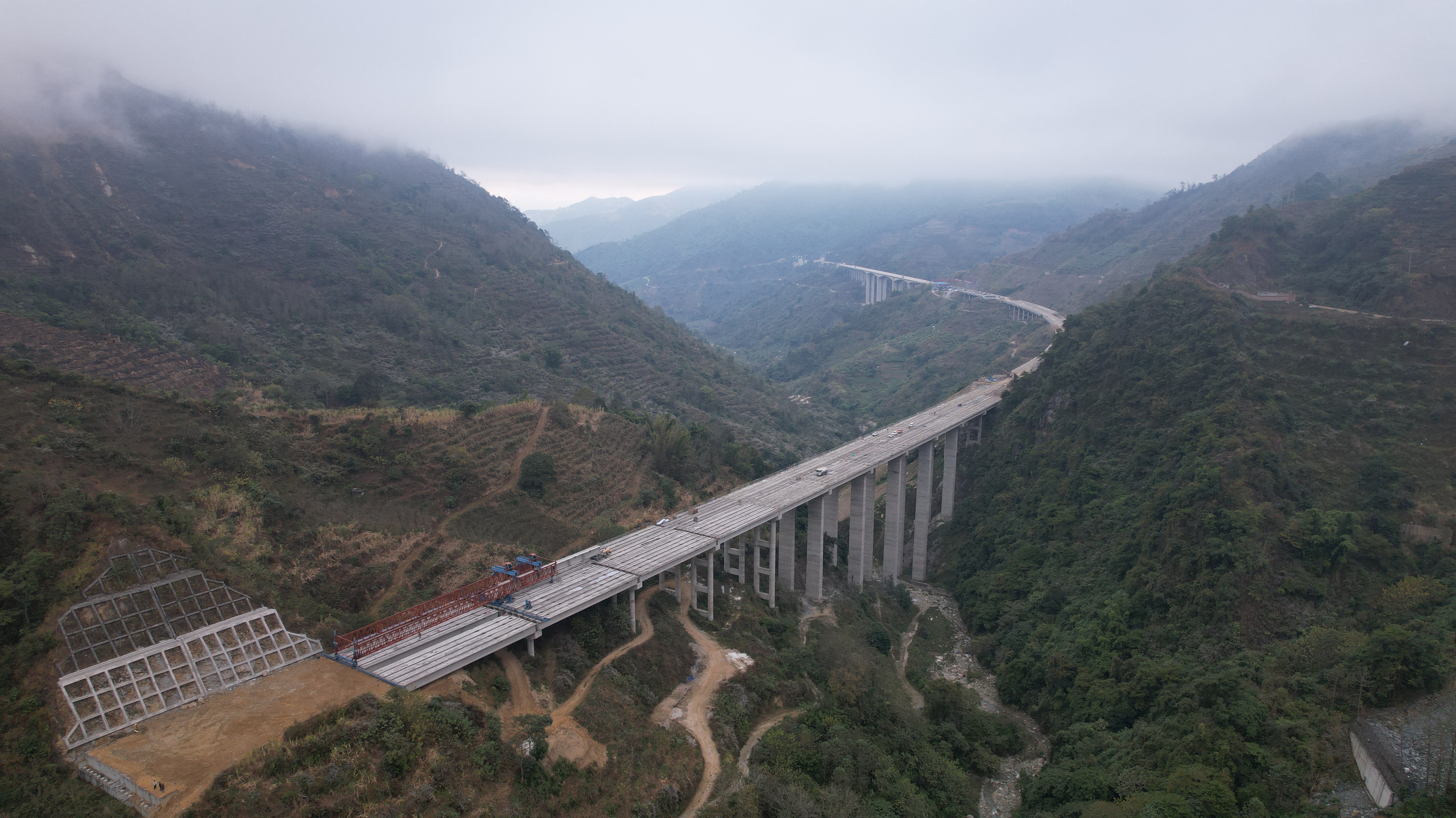 【項目動態(tài)】元綠高速土建五分部嗝迷2號大橋40mT梁架設完成